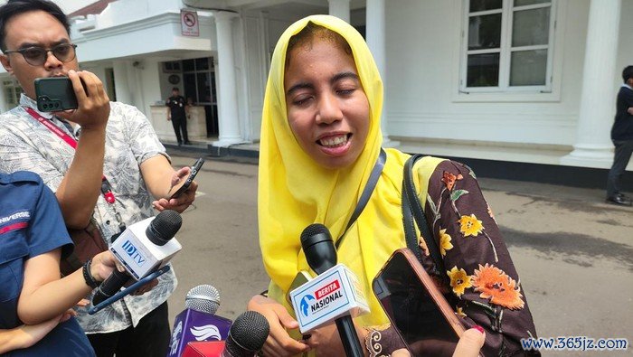 Warga bernama Yasmin usai melaporkan permasalahan ke Istana Wapres (Matius/detikcom)