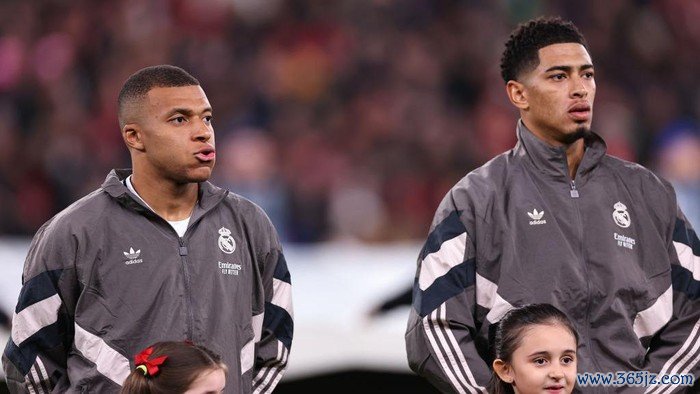 LIVERPOOL, ENGLAND - NOVEMBER 27: Kylian Mbappe and Jude Bellingham of Real Madrid during the UEFA Champions League 2024/25 League Phase MD5 match between Liverpool FC and Real Madrid C.F. at Anfield on November 27, 2024 in Liverpool, England. (Photo by Robbie Jay Barratt - AMA/Getty Images)