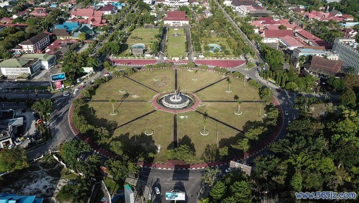 Foto udara kawasan simpang enam Bundaran Besar di Palangkaraya, Kalimantan Tengah, Sabtu (8/1/2022). Pemerintah Provinsi Kalimantan Tengah akan merenovasi kawasan Bundaran Besar Palangkaraya yang menjadi ikon ibu kota provinsi tersebut mulai tahun 2022 hingga 2024 mendatang dengan anggaran sebesar Rp125 miliar serta menggunakan sistem Multi Years Contract (MYC). ANTARA FOTO/Makna Zaezar/rwa.