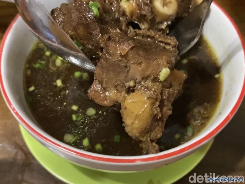 Rawon Pak Pangat, gurihnya rawon empal suwir yang melegenda di Surabaya.